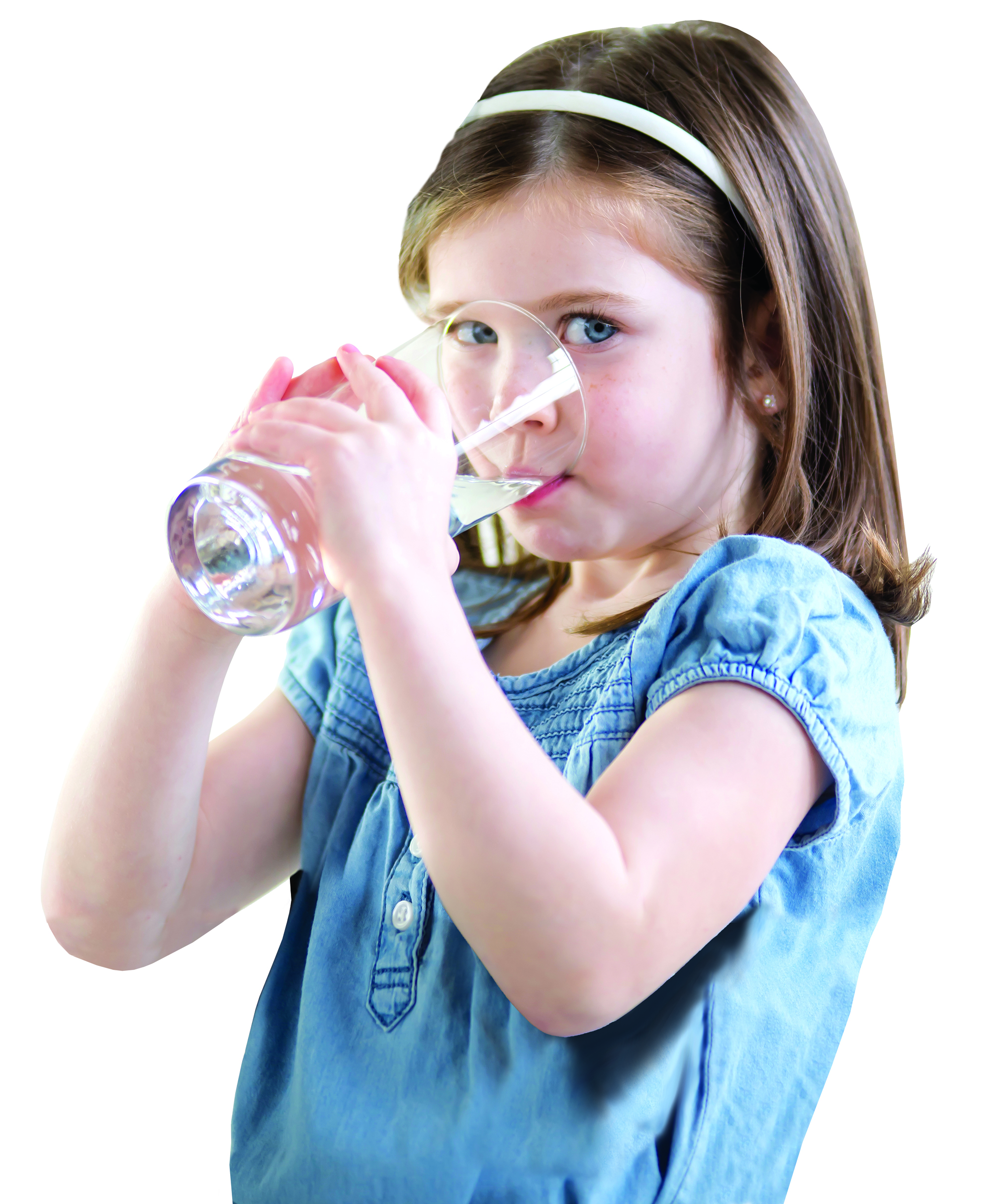 Включи девочка воды. Ребенок пьет. Девочка пьет воду. Человек пьет воду. Пить чистую воду.